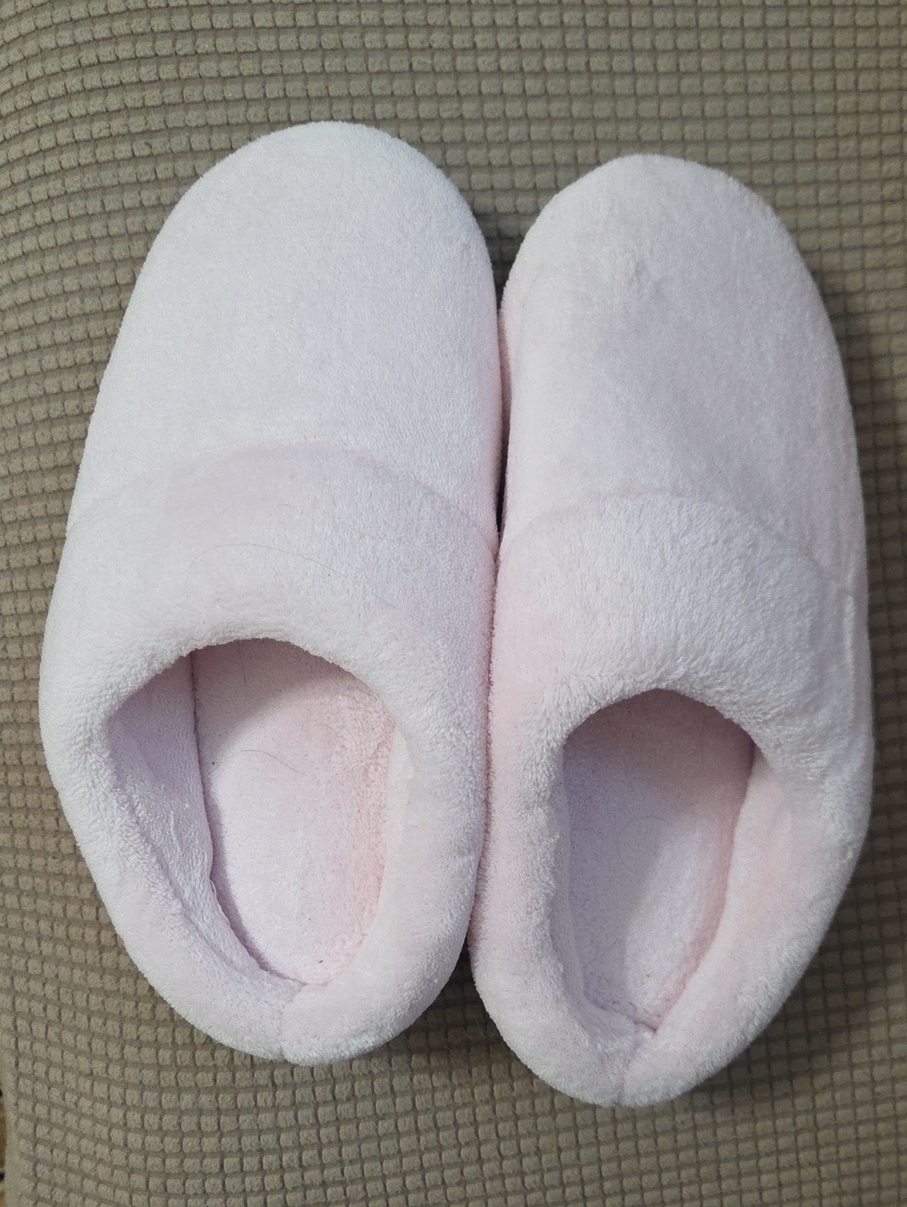 NWOT isotoner Plush Slip-On House Slippers - Pale Pink 8.5-9